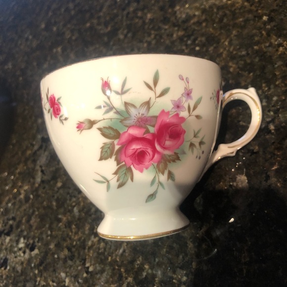Set of two! Vintage Queen Anne “Ring of Roses” Bone China Cup and Saucer - 8186 - Picture 6 of 8